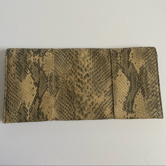 NWOT Urban Expressions Tan & Grey Snake Skin print embossed envelope clutch - Picture 2 of 7